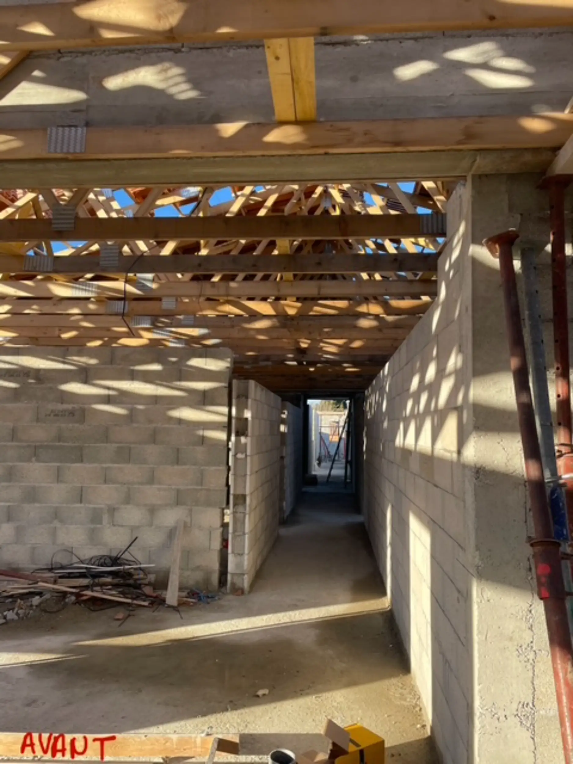 image d'un couloir avant la prestation de plb btp